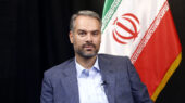 یک نماینده مجلس گفت: اطلاع دارم که یکی از مخالفان جدی واردات خودروهای کارکرده آقای فاطمی امین بود اما امروز می‌بینیم که در آستانه استیضاح ایشان نظرش تغییرکرده و صحبت از تلاش برای صدور مجوز واردات خودرهای کارکرده مطرح می‌کند. یکی از مخالفان جدی واردات خودروهای کارکرده فاطمی امین بود؛ حالا نظرش عوض شده! جلال رشیدی کوچی نماینده مرودشت و عضو کمیسیون امور داخلی کشور و شوراها، در پاسخ این سوال که «اولین بار استیضاح زمستان ۱۴۰۰ و چند ماه بعد از آغاز به کار دولت مطرح شد، سوال این است که با عدم استیضاح فاطمی امین در همان زمان و ادامه مدیریت ایشان طی یکسال و نیم گذشته چه میزان خسارت را در این دوره زمانی شاهد هستیم؟»، گفت: البته من نمی‌گویم زمستان ۱۴۰۰ و سه ماه بعد از آغاز به کار دولت، ولی اگر همان استیضاحی که ۶ ماه قبل به صحن آمد و ما استدلال می‌کردیم که آقای فاطمی امین توانایی مدیریت مجموعه‌‌اش را ندارد و این وعده‌هایی که بیان می‌کند، موضوعاتی است که نمی‌تواند به آن عمل کند را دوستان از ما می‌پذیرفتند و آن زمان استیضاح انجام می‌شد به نظر من شاید شاهد اتفاقات دیگری بودیم. به گزارش ایلنا، بخش هایی از گفت و گوی رشیدی کوچی را در ادامه می خوانید: من در جلسات مختلف شرکت می‌کردم و اطلاع دارم که یکی از مخالفان جدی واردات خودروهای کارکرده آقای فاطمی امین بود اما امروز می‌بینیم که در آستانه استیضاح ایشان نظرش تغییرکرده و صحبت از تلاش برای صدور مجوز واردات خودرهای کارکرده مطرح می‌کند. اگر ما صحبت از استیضاح و مسائل این‌چنینی می‌کنیم، علت آن لجبازی با دولت نیست، بلکه برعکس می‌خواهیم به دولت کمک کنیم و رضایتمندی مردم را به دست بیاوریم. من فکر می‌کنم اگر فاطمی هم برود و هرکسی بیاید که بخواهد با همین دست‌فرمان فاطمی امین پیش برود بازهم تغییری در کار اتفاق رخ نخواهد داد؛ لذا به همین خاطر یک طرح دوفوریتی را آماده کردیم که بحث واردات خودروهای کارکرده را به دولت تکلیف کنیم. تصمیمات حوزه خودرو در اختیار دولت نیست، در اختیار مافیای خودرو است؛ خیلی‌ها به ما می‌گویند که از این مافیا اسم ببر، مافیا یک شخص نیست یک جریان است. دولت به راحتی می‌تواند با این‌ها مقابله کند و این کار یک تصمیم و اجرای شجاعانه از سوی وزیر صمت یا رئیس جمهور را می‌خواهد. من مدتی قبل با وزیر صمت صحبت می‌کردم، به او گفتم که این بهانه‌ها پذیرفتنی نیست، شما به عنوان کسی که در رأس وزارتخانه هستید باید بروید محضر رئیس‌جمهور و بگویید که این مشکل در کشور وجود دارد و فلان راه حل را نیاز دارد، من می‌خواهم این کار را انجام دهم و شما به عنوان رئیس‌جمهور به من اختیارات بدهید و دستورات لازم را بدهید که این کار انجام شود؛ متاسفانه این شجاعت وجود ندارد. من در حوزه خودرو به این یقین رسیدم که یک عده‌ای نمی‌خواهند قیمت خودرو کاهش پیدا کند و نمی‌خواهند مردم راحت باشند.