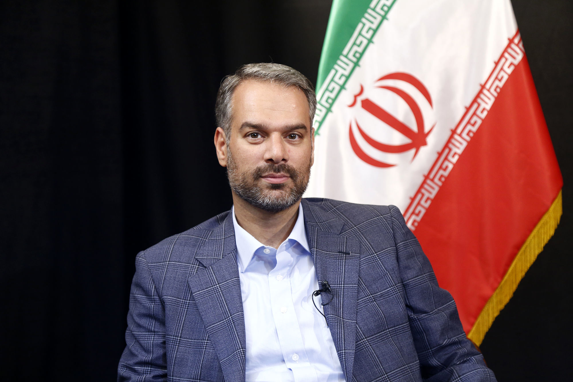 یک نماینده مجلس گفت: اطلاع دارم که یکی از مخالفان جدی واردات خودروهای کارکرده آقای فاطمی امین بود اما امروز میبینیم که در آستانه استیضاح ایشان نظرش تغییرکرده و صحبت از تلاش برای صدور مجوز واردات خودرهای کارکرده مطرح میکند. یکی از مخالفان جدی واردات خودروهای کارکرده فاطمی امین بود؛ حالا نظرش عوض شده! جلال رشیدی کوچی نماینده مرودشت و عضو کمیسیون امور داخلی کشور و شوراها، در پاسخ این سوال که «اولین بار استیضاح زمستان ۱۴۰۰ و چند ماه بعد از آغاز به کار دولت مطرح شد، سوال این است که با عدم استیضاح فاطمی امین در همان زمان و ادامه مدیریت ایشان طی یکسال و نیم گذشته چه میزان خسارت را در این دوره زمانی شاهد هستیم؟»، گفت: البته من نمیگویم زمستان ۱۴۰۰ و سه ماه بعد از آغاز به کار دولت، ولی اگر همان استیضاحی که ۶ ماه قبل به صحن آمد و ما استدلال میکردیم که آقای فاطمی امین توانایی مدیریت مجموعهاش را ندارد و این وعدههایی که بیان میکند، موضوعاتی است که نمیتواند به آن عمل کند را دوستان از ما میپذیرفتند و آن زمان استیضاح انجام میشد به نظر من شاید شاهد اتفاقات دیگری بودیم. به گزارش ایلنا، بخش هایی از گفت و گوی رشیدی کوچی را در ادامه می خوانید: من در جلسات مختلف شرکت میکردم و اطلاع دارم که یکی از مخالفان جدی واردات خودروهای کارکرده آقای فاطمی امین بود اما امروز میبینیم که در آستانه استیضاح ایشان نظرش تغییرکرده و صحبت از تلاش برای صدور مجوز واردات خودرهای کارکرده مطرح میکند. اگر ما صحبت از استیضاح و مسائل اینچنینی میکنیم، علت آن لجبازی با دولت نیست، بلکه برعکس میخواهیم به دولت کمک کنیم و رضایتمندی مردم را به دست بیاوریم. من فکر میکنم اگر فاطمی هم برود و هرکسی بیاید که بخواهد با همین دستفرمان فاطمی امین پیش برود بازهم تغییری در کار اتفاق رخ نخواهد داد؛ لذا به همین خاطر یک طرح دوفوریتی را آماده کردیم که بحث واردات خودروهای کارکرده را به دولت تکلیف کنیم. تصمیمات حوزه خودرو در اختیار دولت نیست، در اختیار مافیای خودرو است؛ خیلیها به ما میگویند که از این مافیا اسم ببر، مافیا یک شخص نیست یک جریان است. دولت به راحتی میتواند با اینها مقابله کند و این کار یک تصمیم و اجرای شجاعانه از سوی وزیر صمت یا رئیس جمهور را میخواهد. من مدتی قبل با وزیر صمت صحبت میکردم، به او گفتم که این بهانهها پذیرفتنی نیست، شما به عنوان کسی که در رأس وزارتخانه هستید باید بروید محضر رئیسجمهور و بگویید که این مشکل در کشور وجود دارد و فلان راه حل را نیاز دارد، من میخواهم این کار را انجام دهم و شما به عنوان رئیسجمهور به من اختیارات بدهید و دستورات لازم را بدهید که این کار انجام شود؛ متاسفانه این شجاعت وجود ندارد. من در حوزه خودرو به این یقین رسیدم که یک عدهای نمیخواهند قیمت خودرو کاهش پیدا کند و نمیخواهند مردم راحت باشند.